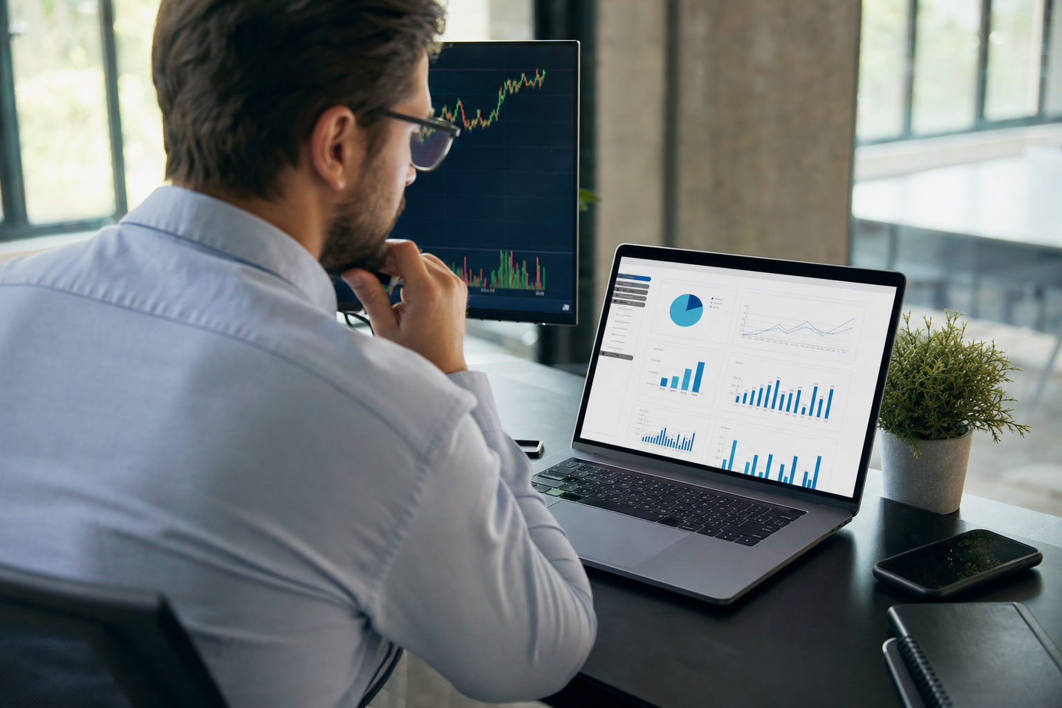 Geschäftsanalyst überprüft CRM-Software-Dashboard auf Laptop in modernem Büro